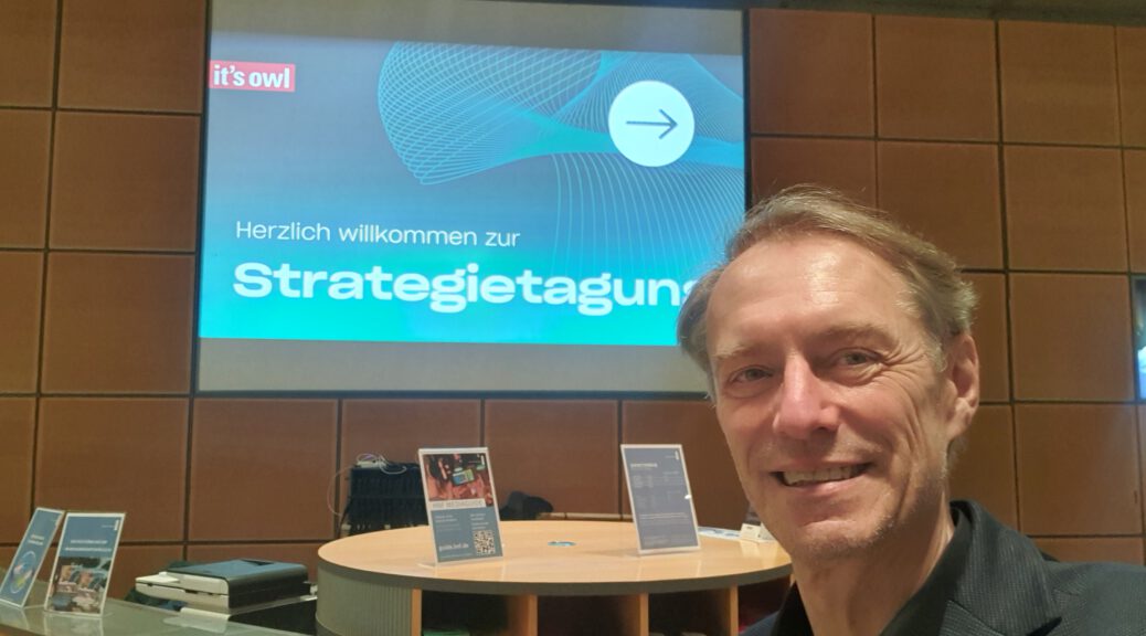 Michael Tönsing auf der it's OWL Strategietagung 2025 in Paderborn