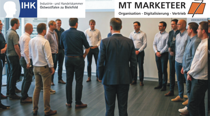 (Gemini-generiert - Montage MT MARKETEER) Volles Haus und angeregte Diskussionen bei der IHK Bielefeld