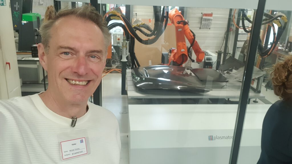 Michael Tönsing von MT MARKETEER vor einer automatisierten Plasmabehandlungszelle bei Plasmatreat in Steinhagen.