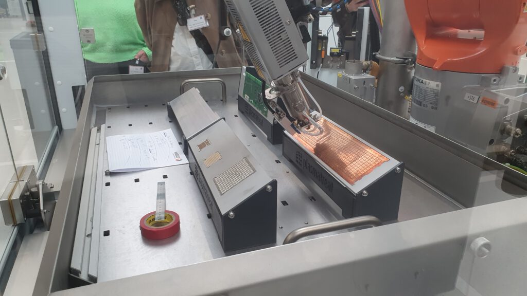 Moderne, robotergestützte Plasmadüsen zur industriellen Oberflächenbehandlung bei einer Werksführung von Plasmatreat.